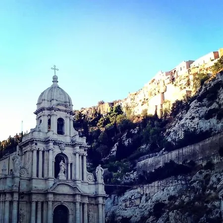 Дом отдыха Il Cappero - Casetta Con Vista In Centro Storico Шикли
