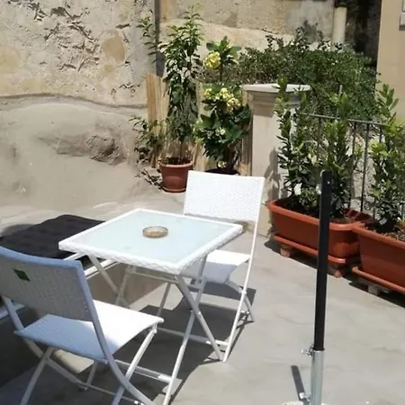 Il Cappero - Casetta Con Vista In Centro Storico Шикли